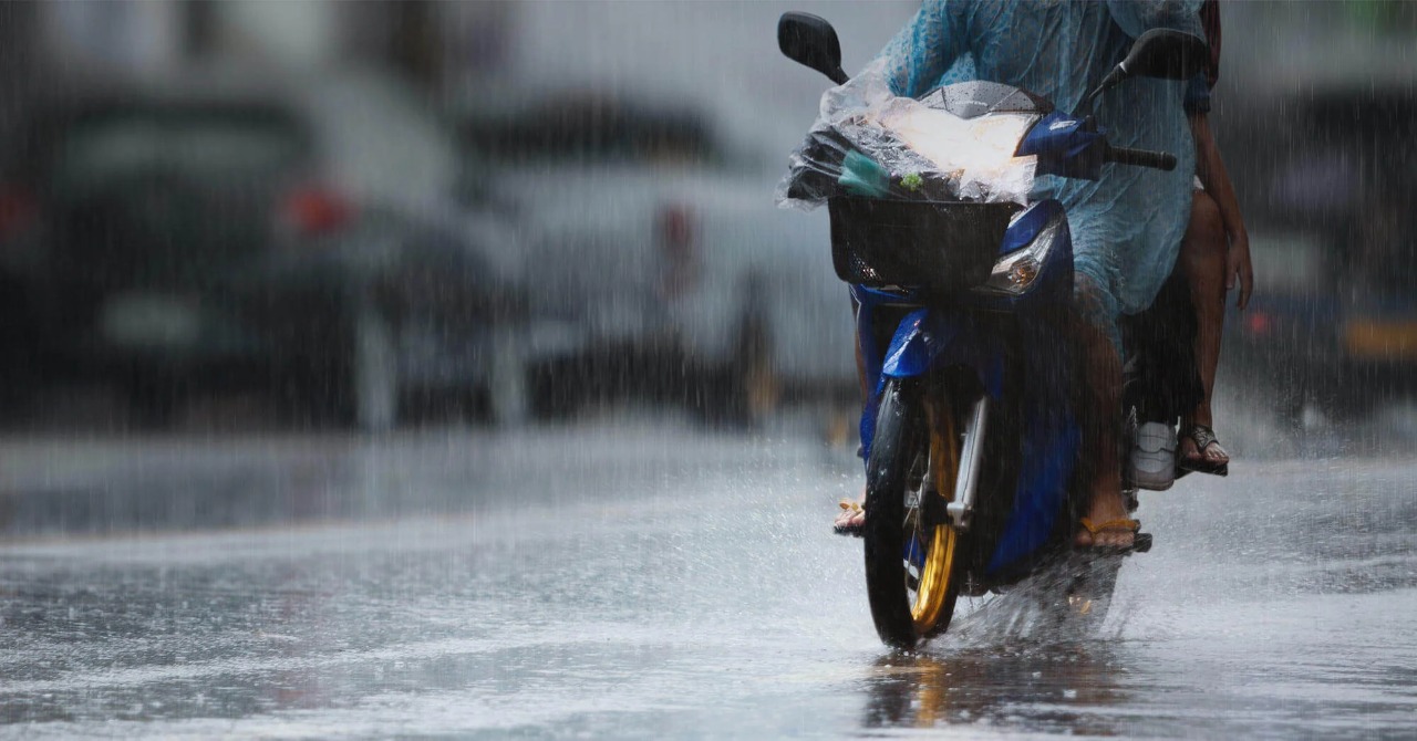 consejos para motos al manejar en lluvias