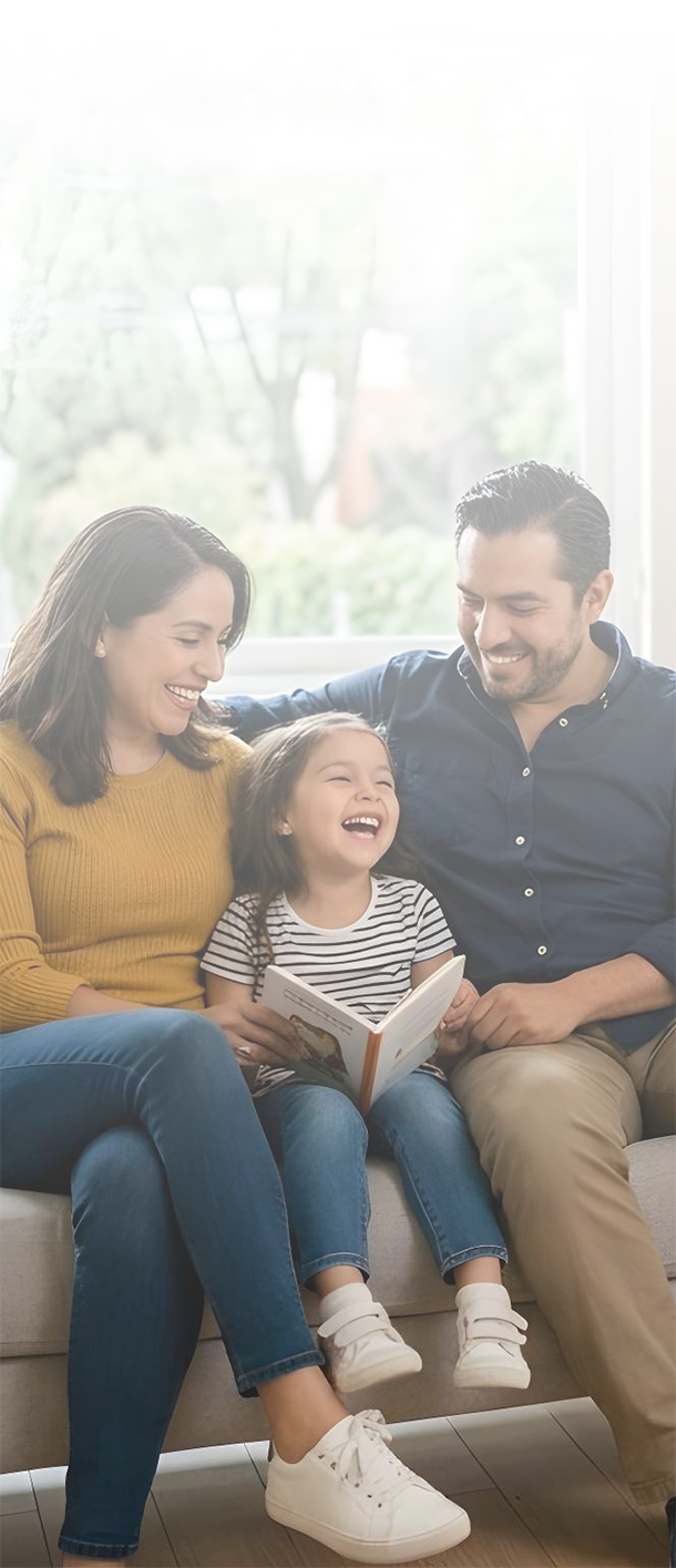 Familia feliz planificando la educación de sus hijos