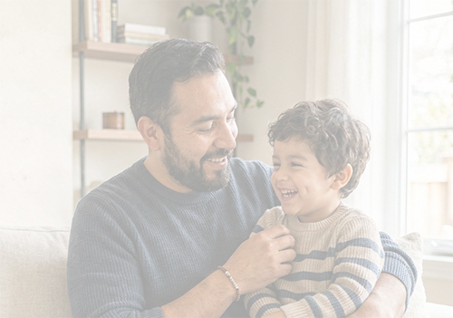 Padre e hijo sonriendo