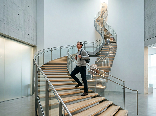 Hombre subiendo escaleras